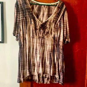 Nice too-blouse, never worn, great condition